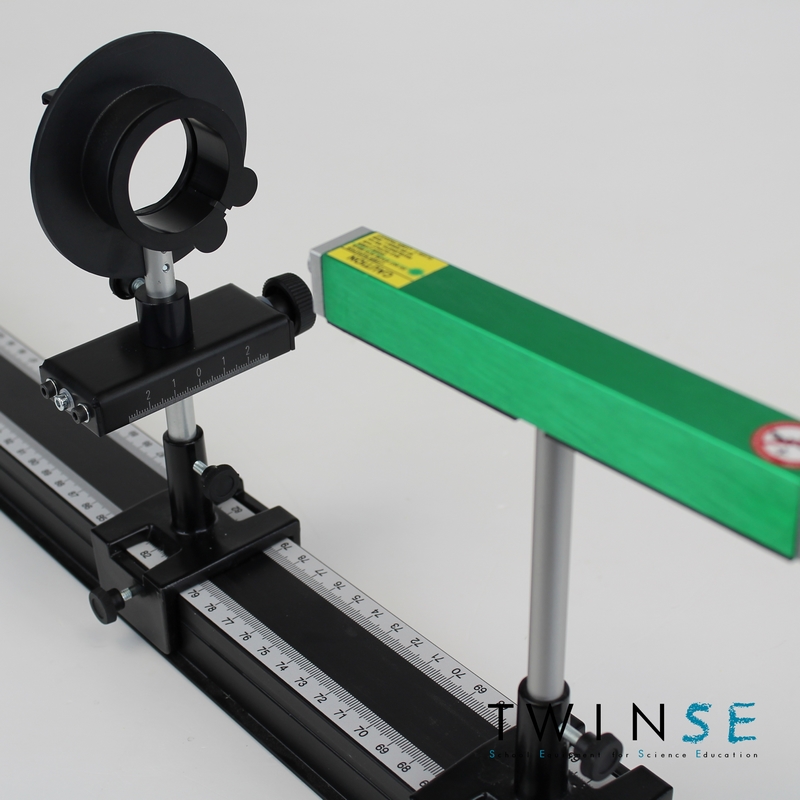 Utilisation sur BO lycée avec laser TRIO vert et diapositive de diffraction / Use on senior optics bench with TRIO green laser and diffraction slide Utilisation sur BO lycée avec laser TRIO vert et diapositive de diffraction / Use on senior optics bench with TRIO green laser and diffraction slide
