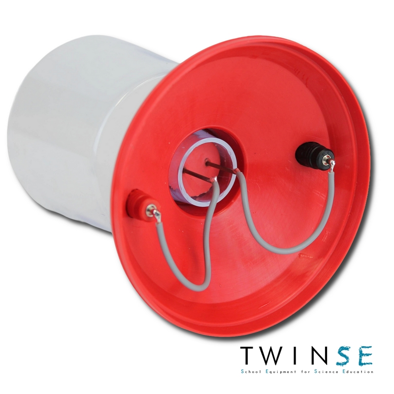 Electrodes soudés sous la cuve plastique / Electrodes welded under the plastic tank Electrodes soudés sous la cuve plastique / Electrodes welded under the plastic tank