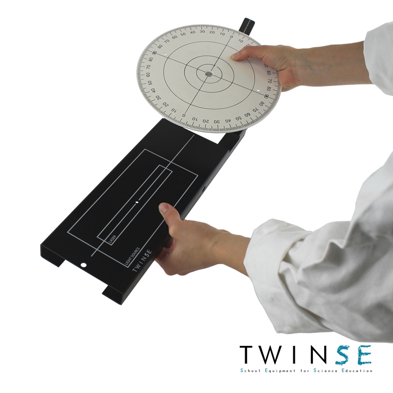 Montage du disque blanc gradué sur le support / White disk to be clipped on aluminium rail Montage du disque blanc gradué sur le support / White disk to be clipped on aluminium rail