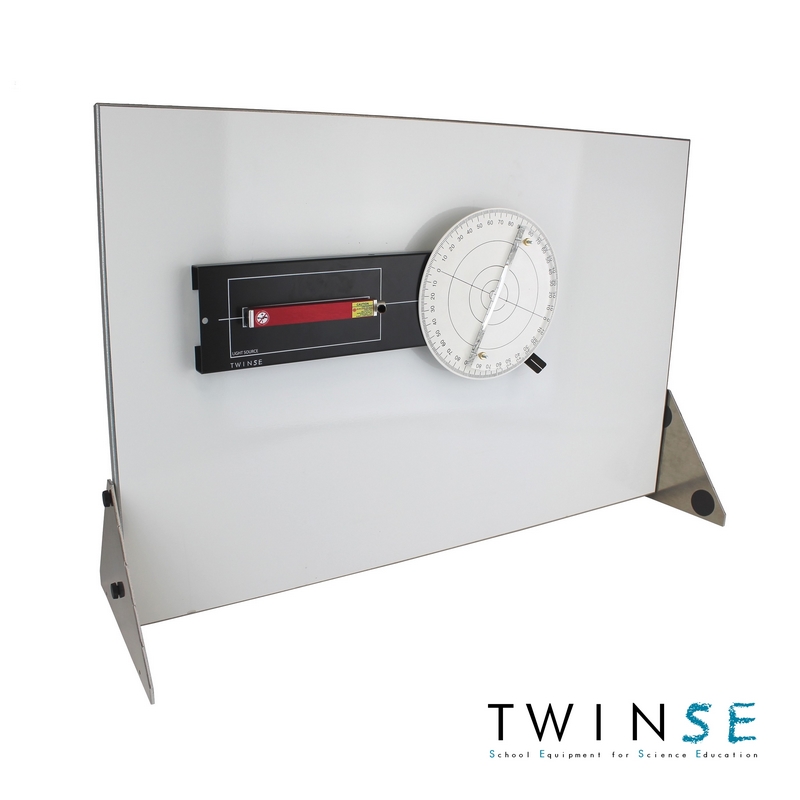 panneau magnétique avec un laser TRIO et la lentille / a red TRIO laser and the semi cylindrical lens on a magnetic board panneau magnétique avec un laser TRIO et la lentille / a red TRIO laser and the semi cylindrical lens on a magnetic board